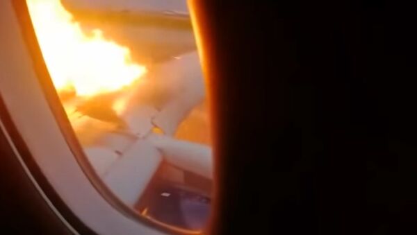 Пассажиры сняли на видео начало пожара на борту Sukhoi Superjet 100 - Sputnik Таджикистан