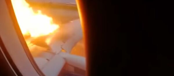 Пассажиры сняли на видео начало пожара на борту Sukhoi Superjet 100 - Sputnik Таджикистан