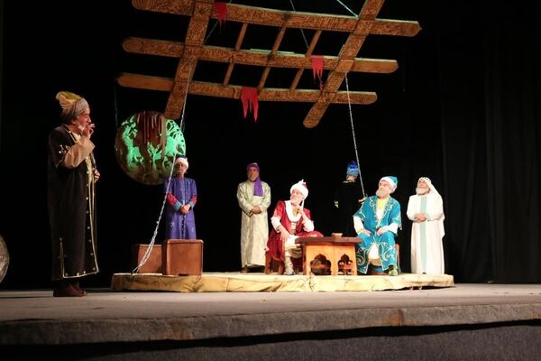 Раҳимзода зердастонашро ба театр бурд - Sputnik Тоҷикистон