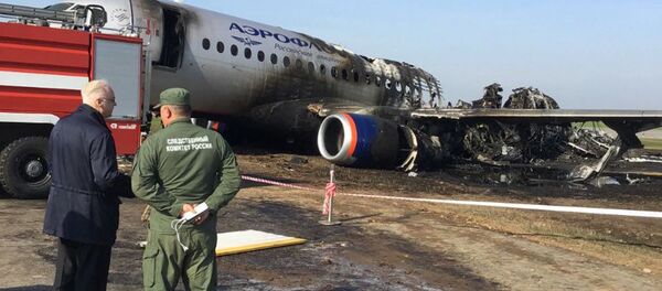 На месте катастрофы сгоревшего самолета в аэропорту Шереметьево - Sputnik Таджикистан