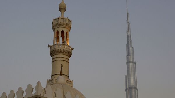 Самая высокая башня в мире, Бурдж-Халифа, видна за минаретом в Дубае - Sputnik Тоҷикистон
