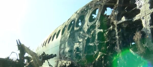 Обгоревший фюзеляж самолета компании Аэрофлот Sukhoi Superjet-100 на летном поле в аэропорту Шереметьево - Sputnik Таджикистан