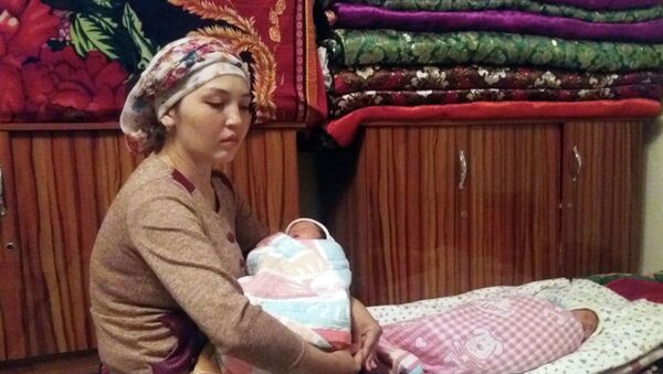 24-летняя Гульзина Абдимажитова, родившая в Ошском областном роддоме дочерей-близняшек - Sputnik Таджикистан