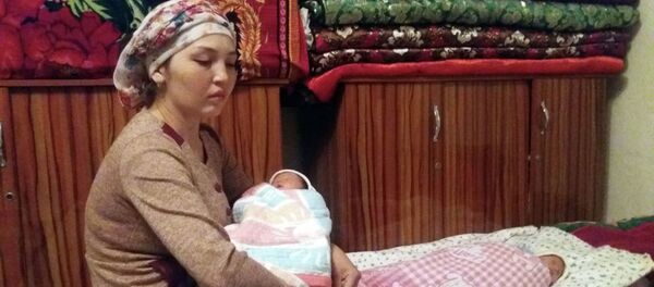 24-летняя Гульзина Абдимажитова, родившая в Ошском областном роддоме дочерей-близняшек - Sputnik Таджикистан