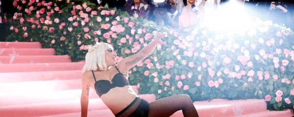 Певица и актриса Леди Гага на Met Gala 2019 в Нью-Йорке - Sputnik Таджикистан
