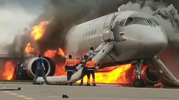 Қаҳрамонии халабони SSJ-100: барои наҷоти ҳамтояш худро ба коми оташ андохт