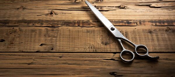 Ножницы на столе - Sputnik Тоҷикистон