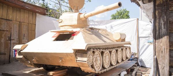 Плотник из Тулы изготовил деревянный танк и хочет проехать на нем по улицам города Плотник из Тулы изготовил деревянный танк и хочет проехать на нем по улицам города - Sputnik Тоҷикистон