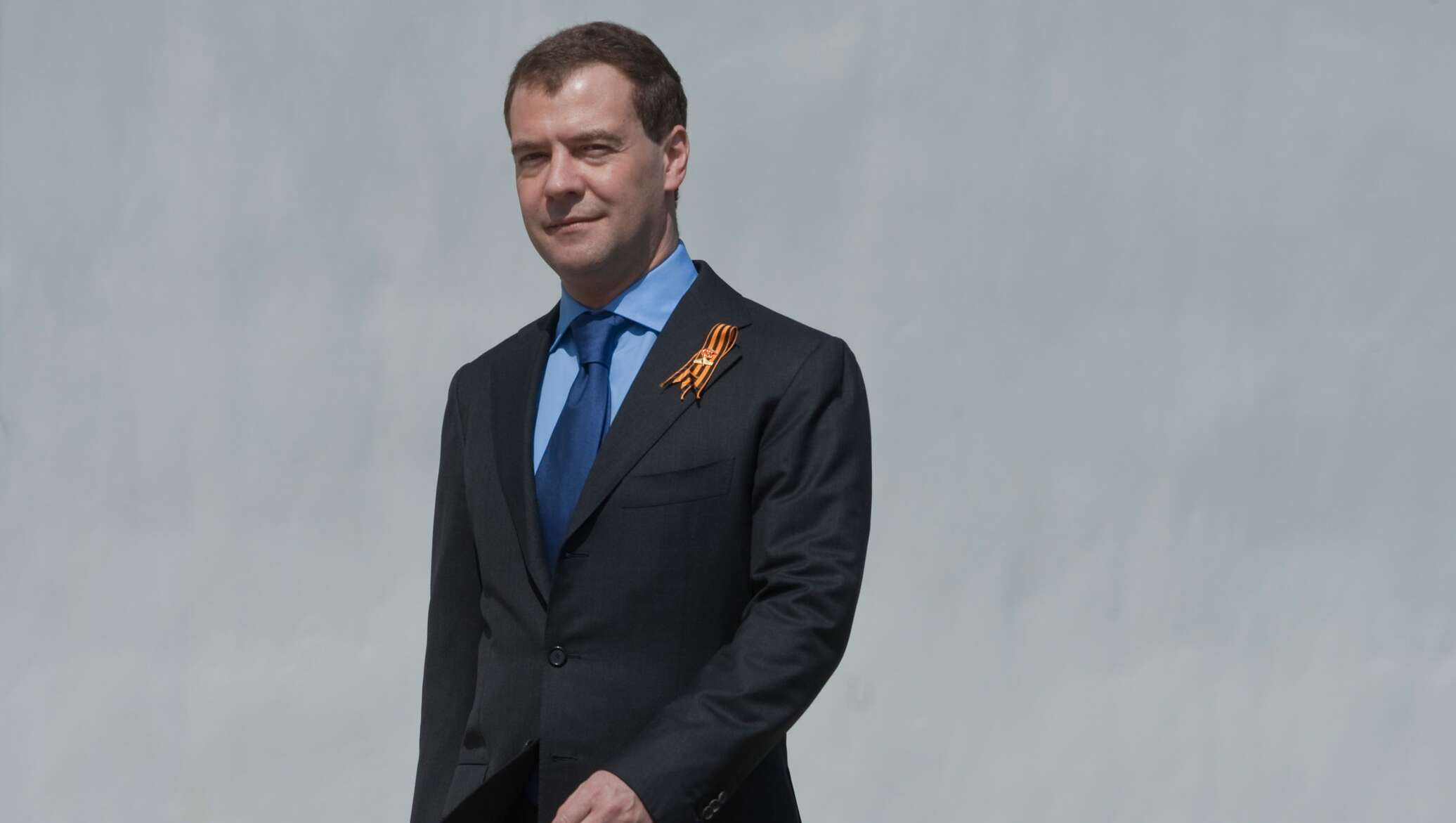 Медведев во френче. Медведев в полный рост. Медведев 2023.