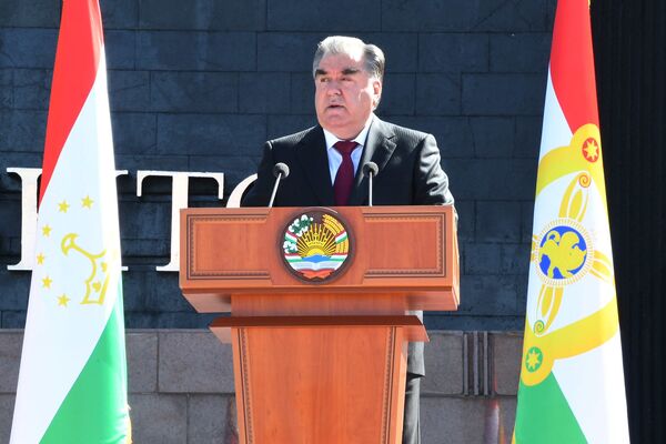 Президент Таджикистана Эмомали Рахмон принял участие в параде в честь 74-й годовщины Победы в Великой Отечественной войне в Душанбе - Sputnik Таджикистан
