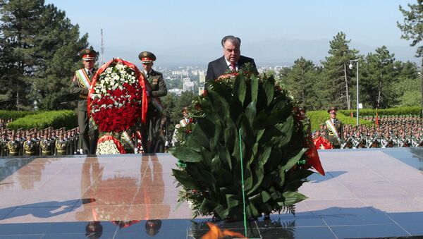 Рахмон на Параде Победы - Sputnik Таджикистан