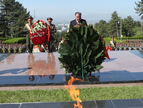 Глава республики напомнил, что победа в Великой Отечественной войне далась ценой жизни десятков миллионов солдат и офицеров - Sputnik Таджикистан