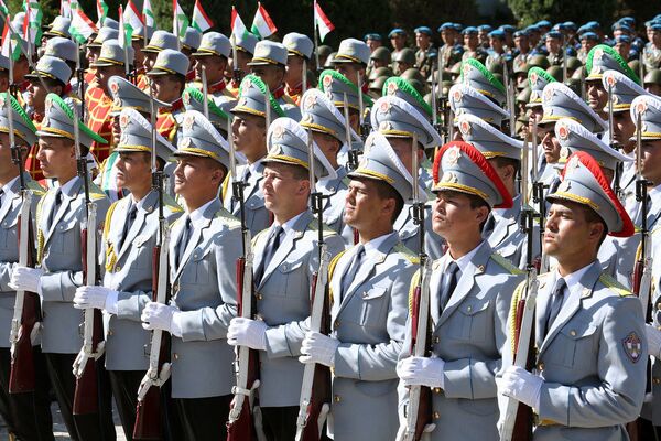 Торжественное мероприятие завершилось проходом военных подразделений ВС Таджикистана и 201-й российской базы - Sputnik Таджикистан
