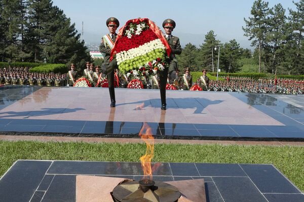  После церемонии возложения цветов к Вечному огню была объявлена минута молчания - Sputnik Таджикистан