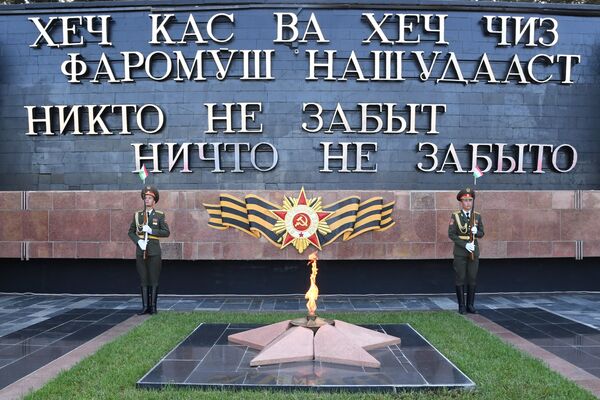 Глава республики подчеркнул, что правительство Таджикистана регулярно осуществляет меры по поддержанию ветеранов войны и труда - Sputnik Таджикистан