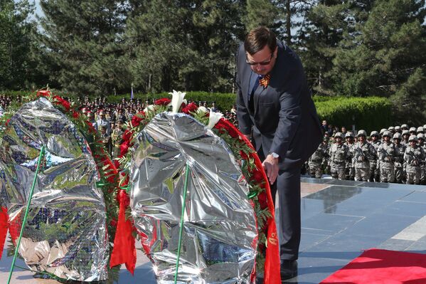 Рахмон отметил, что в Таджикистане ветеранам войны помогают решать их социальные вопросы - Sputnik Таджикистан