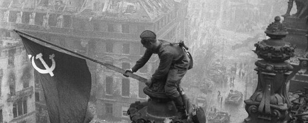 Знамя Победы на здании Рейхстага в Берлине - Sputnik Таджикистан
