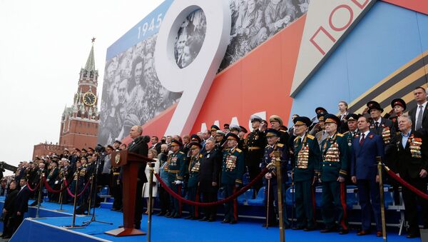 Президент РФ В. Путин на параде Победы - Sputnik Таджикистан