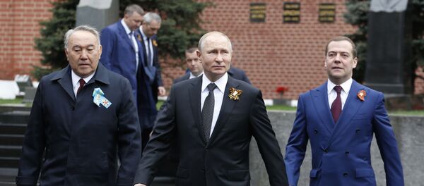 Президент РФ В. Путин, премьер-министр РФ Д. Медведев и первый президент Казахстана Нурсултан Назарбаев - Sputnik Таджикистан
