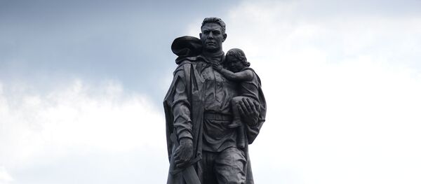 Монумент Воин-освободитель в Трептов-парке в Берлине - Sputnik Тоҷикистон