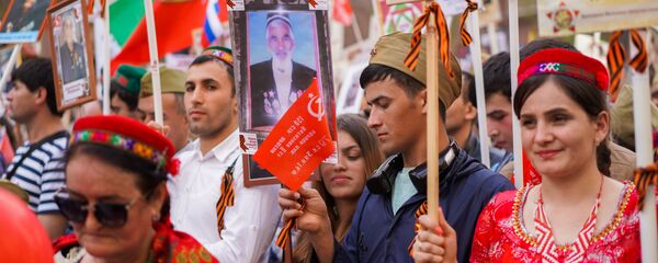 Таджики прошли Бессмертным полком по Москве - Sputnik Тоҷикистон