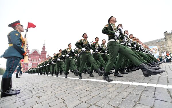 Военнослужащих парадных расчетов на военном параде, посвященном 74-й годовщине Победы в Великой Отечественной войне - Sputnik Таджикистан