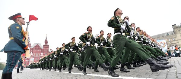 Военнослужащие парадных расчетов на военном параде, посвященном 74-й годовщине Победы в Великой Отечественной войне Военнослужащие парадных расчетов на военном параде, посвященном 74-й годовщине Победы в Великой Отечественной войне - Sputnik Таджикистан