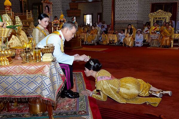 Король Таиланда Маха Вачиралонгкорн совершает миропомазание своей дочери принцессы Сириваннавари Нариратаны на своей коронацию в Бангкоке  - Sputnik Таджикистан