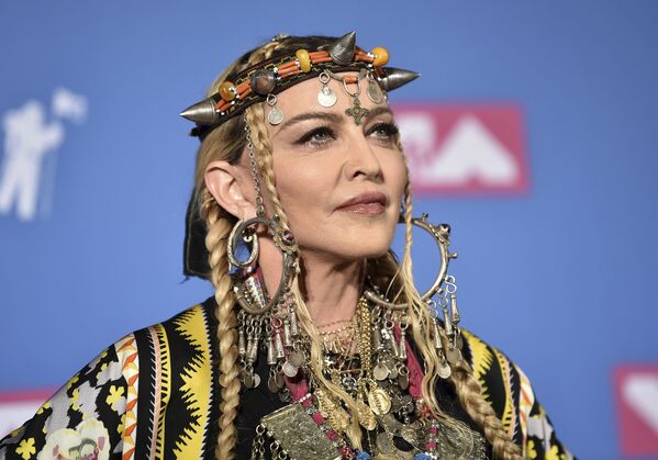 Мадонна 60-летняя певица, которая регулярно прибегает к помощи пластических хирургов
 - Sputnik Таджикистан