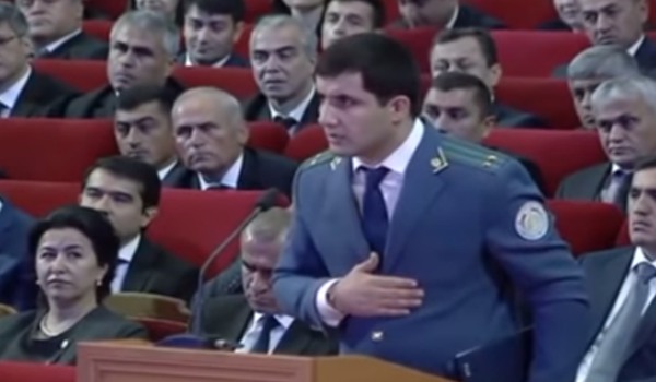 Сотрудник таможенной службы Шахбоза Раджабзода отчитывается перед Эмомали Рахмоном - Sputnik Тоҷикистон