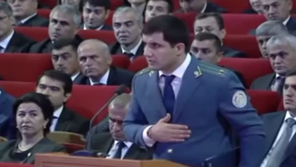 Сотрудник таможенной службы Шахбоза Раджабзода отчитывается перед Эмомали Рахмоном - Sputnik Тоҷикистон