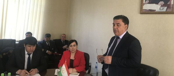 Хуршед Қурбонзода,  сардори Хадамоти давлатии назорат ва танзим дар соҳаи нақлиёт ҳангоми ҷаласа - Sputnik Тоҷикистон