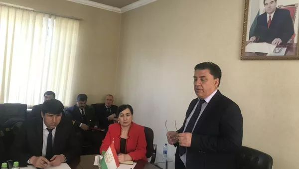 Хуршед Қурбонзода,  сардори Хадамоти давлатии назорат ва танзим дар соҳаи нақлиёт ҳангоми ҷаласа - Sputnik Тоҷикистон