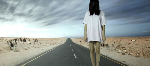 Девушка на трассе - Sputnik Тоҷикистон