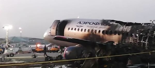 Обгоревший фюзеляж самолета компании Аэрофлот Sukhoi Superjet-100 в Шереметьево - Sputnik Таджикистан