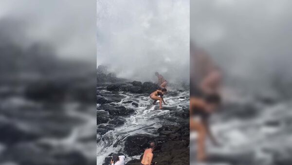 Двух любительниц селфи в бикини смыло огромной волной на Гавайях. Видео - Sputnik Таджикистан