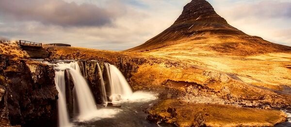 Вид на гору Киркьюфетль в Исландии - Sputnik Таджикистан