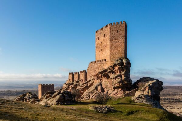 Замок Сафра XIII века, расположенный в испанской провинции Гвадалахара   - Sputnik Таджикистан