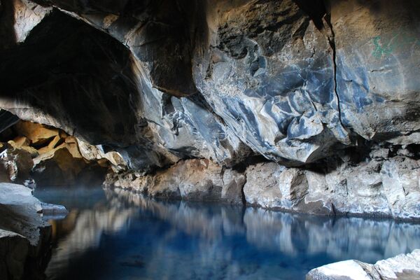 Вулканическая пещера Грьетагья в Исландии - Sputnik Таджикистан