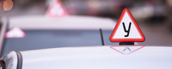 Знак Учебный автомобиль на крыше автомобиля - Sputnik Таджикистан