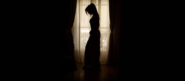 Силуэт девушки на фоне окна - Sputnik Таджикистан