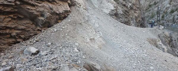 Сход оползня на автодороге Душанбе-Худжанд  - Sputnik Тоҷикистон