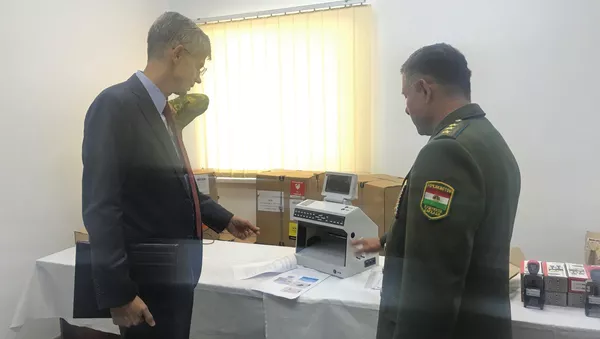 Сафири Амрико ба Қушнҳои сарҳадӣ таҷҳизот тақдим кард