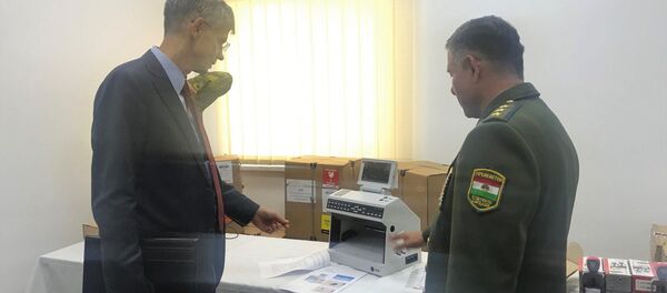 Сафири Амрико ба Қушнҳои сарҳадӣ таҷҳизот тақдим кард Сафири Амрико ба Қушнҳои сарҳадӣ таҷҳизот тақдим кард - Sputnik Тоҷикистон