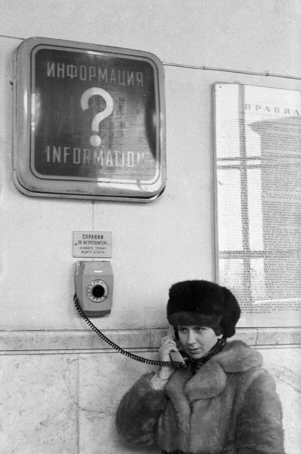 Специальный телефон, установленный в вестибюлях станций, по которому можно получить любую информацию по работе Метрополитена, 1980 год  - Sputnik Таджикистан