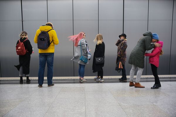 Пассажиры на станции Раменки Московского метрополитена, 2019 год  - Sputnik Таджикистан