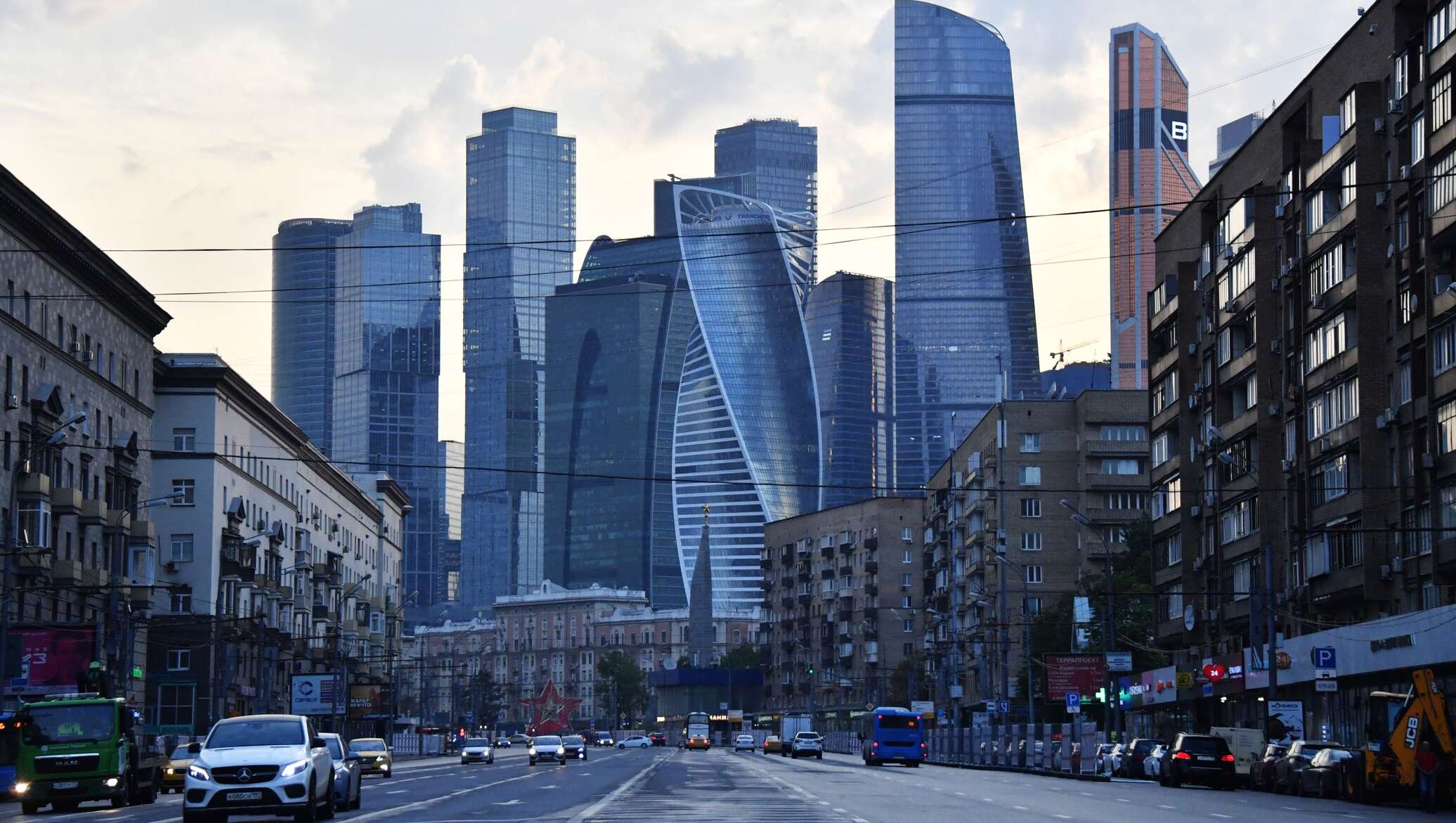 Сити улица. Москва Сити с Дорогомиловской. Москва Сити с Дорогомиловской улицы. Кутузовский проспект Москва Сити. Дорогомиловская улица  центр Москва.