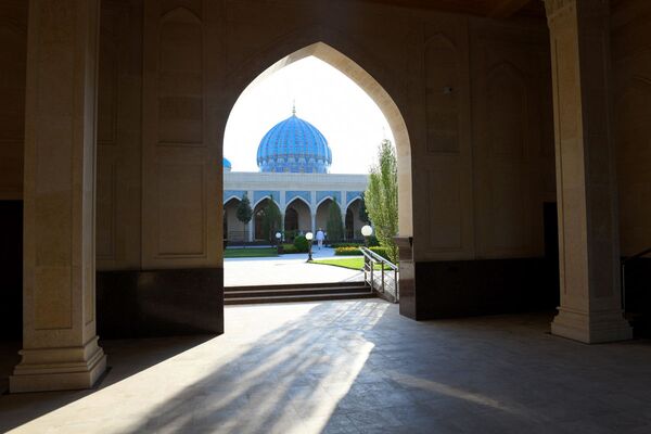 Под аркой мечети Шейха Мухаммада Садыка Мухаммада Юсуфа - Sputnik Таджикистан