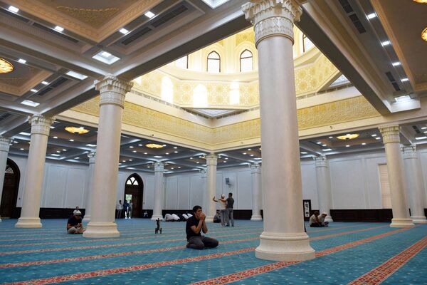 Молитвенный зал мечети Шейха Мухаммада Садыка Мухаммада Юсуфа - Sputnik Таджикистан