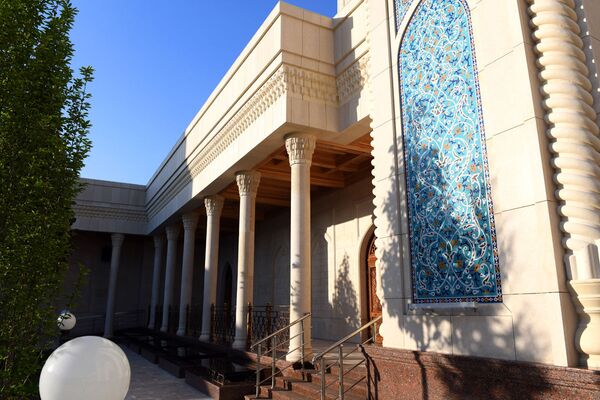 Внутри территории мечети Шейха Мухаммада Садыка Мухаммада Юсуфа - Sputnik Таджикистан